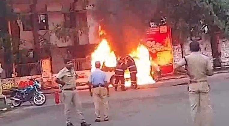 തിരുവനന്തപുരത്ത് ഓടിക്കൊണ്ടിരുന്ന പൊലീസ് വാഹനത്തിന് തീപിടിച്ചു