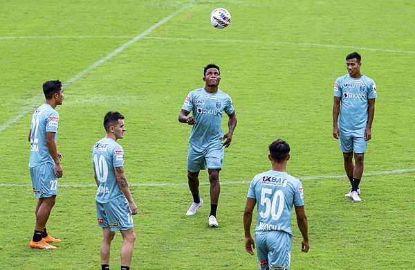 കൊമ്പന്മാർ കടംവീട്ടുമോ? ഐഎസ്എല്ലിന് ഇന്ന് കിക്കോഫ്, കൊച്ചിയിൽ ബ്ലാസ്റ്റേഴ്സ് ബം​ഗളൂരുവിനെതിരെ
