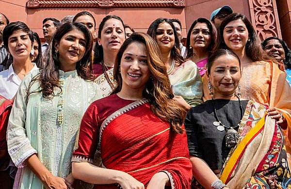 പുതിയ പാർലമെന്റ് കെട്ടിടം സന്ദർശിച്ച് വനിത താരങ്ങൾ