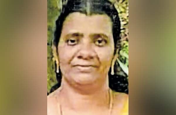 ഭർത്താവ് കൈ കാണിച്ച് ബസ് നിർത്തിച്ചു, റോഡ് മുറിച്ചെത്തിയ വീട്ടമ്മ അതേ ബസ് ഇടിച്ചു മരിച്ചു