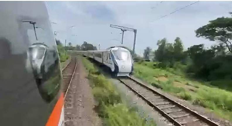 കേരളത്തില്‍ രണ്ട് വന്ദേഭാരത് ട്രെയിനുകള്‍ കണ്ടുമുട്ടിയപ്പോള്‍; വീഡിയോ പങ്കുവച്ച് റെയില്‍വെ