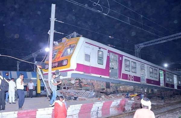 ട്രെയിന്‍ പ്ലാറ്റ്‌ഫോമിലേക്ക് ഇടിച്ചു കയറി ( വീഡിയോ)