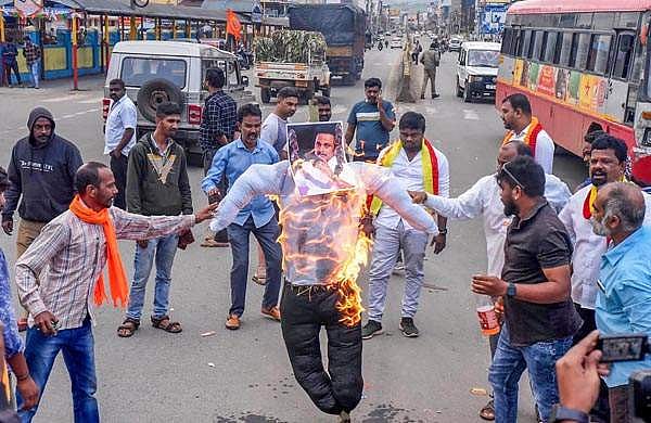 സ്കൂളുകളും കോളജുകളും അടച്ചു; 44 വിമാനങ്ങൾ റദ്ദാക്കി; സ്റ്റാലിന്റെ കോലം കത്തിച്ച് പ്രതിഷേധം; ബന്ദില്‍ വലഞ്ഞ് കർണാടക