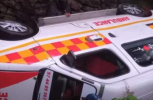 ഡിസ്ചാര്‍ജ്  ചെയ്ത് വീട്ടിലേക്ക്; ആംബുലന്‍സ് തോട്ടിലേക്ക് മറിഞ്ഞ് രോഗി മരിച്ചു