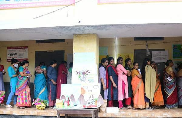 പുതുപ്പള്ളിയില്‍ കനത്ത പോളിങ്; 4  മണിവരെ 66 ശതമാനം; 1,10,000 പേര്‍ വോട്ടുചെയ്തു