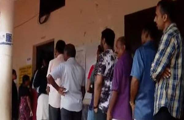 ബൂത്തുകളില്‍ നീണ്ട നിര; വിധിയെഴുത്ത് തുടങ്ങി പുതുപ്പള്ളി