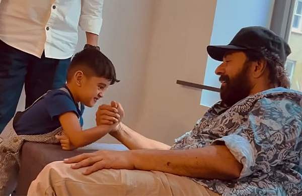 മമ്മൂട്ടിയെ പഞ്ചഗുസ്തിയിൽ തോൽപ്പിച്ച് ചാക്കോച്ചന്റെ ഇസക്കുട്ടൻ, കയ്യടിച്ച് സൂപ്പർതാരം: വിഡിയോ