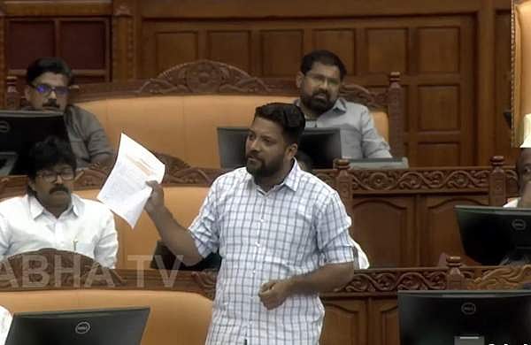 യൂത്ത് കോണ്‍ഗ്രസ് സെക്രട്ടറിയേറ്റ് മാര്‍ച്ച്; ഷാഫി പറമ്പില്‍ ഒന്നാം പ്രതി; 150 പ്രവര്‍ത്തകര്‍ക്കെതിരെ കേസ്