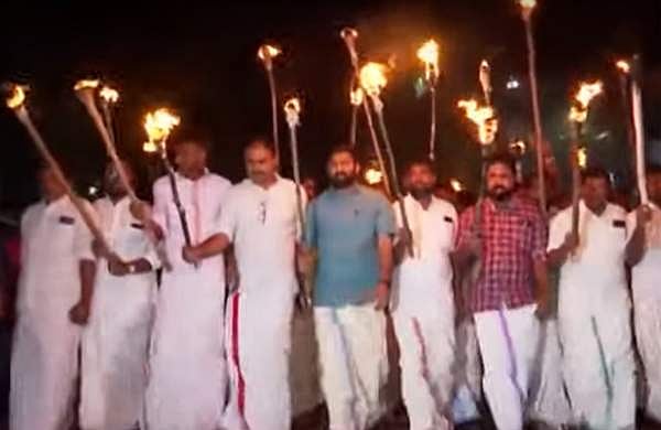 പന്തംകൊളുത്തി പ്രവർത്തകർ: ക്ലിഫ് ഹൗസിലേക്ക് യൂത്ത് കോൺ​ഗ്രസിന്റെ നൈറ്റ് മാർച്ച്, ഫ്ളക്സുകൾ തകർത്തു