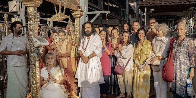 'കൂപ്പുകൈകളോടെ അവര്‍ കണ്ണനു മുന്നില്‍'; 27 വിദേശ ഭക്തര്‍ക്ക് ഗുരുവായൂരില്‍ തുലാഭാരം