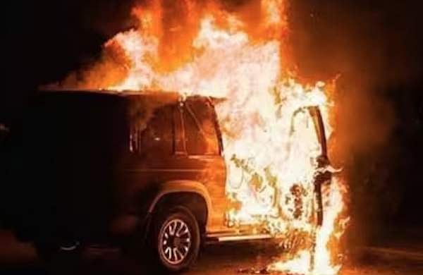 അർധരാത്രിയിൽ കാറിന് തീപിടിച്ചു; ഡ്രൈവർ സീറ്റിൽ കത്തിക്കരിഞ്ഞ നിലയിൽ മൃതദേഹം