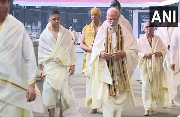 നരേന്ദ്രമോദി ഗൂരുവായൂരില്‍; താമരപ്പൂവ് കൊണ്ട് തുലാഭാരം; കനത്ത സുരക്ഷയില്‍ ക്ഷേത്രനഗരി ( വീഡിയോ)