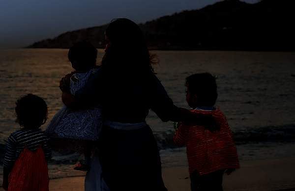 'സ്‌കൂളില്‍ നിന്ന് ബാഗ് എടുക്കാതെ കുട്ടികളെ വിളിച്ചുകൊണ്ടുപോയി'; മൂന്ന് മക്കളെയും കൂട്ടി കടലില്‍ ചാടി ആത്മഹത്യ ചെയ്യാന്‍ അമ്മയുടെ ശ്രമം, രക്ഷപ്പെടുത്തിയത് ഇങ്ങനെ 