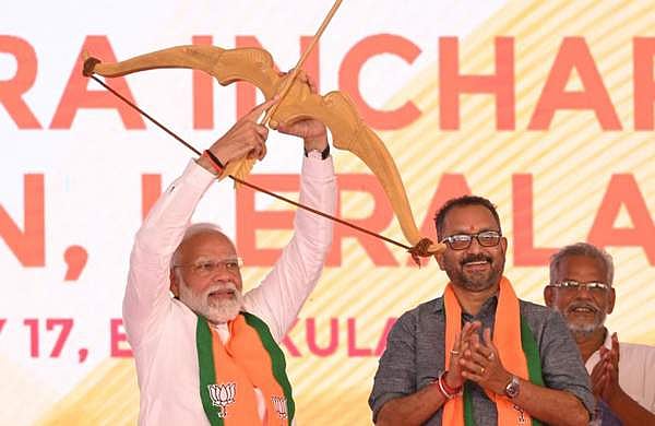 'അമ്പും വില്ലുമായി മോദി'- നാലര അടി നീളം, കൊത്തിയെടുത്തത് മരത്തിൽ 