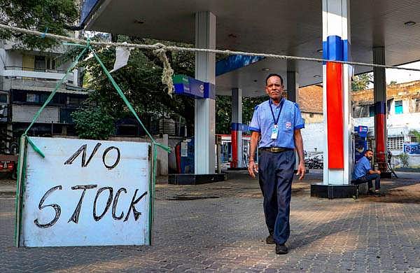 ഇന്ധനത്തിനായി നെട്ടോട്ടം, പെട്രോള്‍ പമ്പുകളില്‍ നീണ്ട നിര; ട്രക്ക് സമരത്തില്‍ വലഞ്ഞ് യാത്രക്കാര്‍;  വീഡിയോ