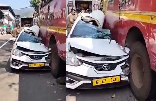 ബസ്സിന് അടിയിലേക്ക് കാർ ഇടിച്ചു കയറി, രണ്ടായി പിളർന്ന നിലയിൽ: യാത്രക്കാർ രക്ഷപ്പെട്ടത് തലനാരിഴയ്ക്ക്