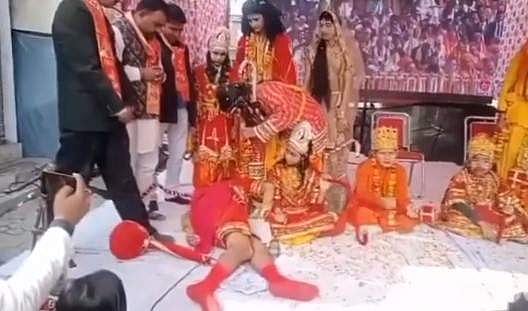 അയോധ്യയില്‍ പ്രതിഷ്ഠാ ചടങ്ങ്; രാമലീല നാടകത്തിനിടെ ഹനുമാന്റെ വേഷമിട്ടയാള്‍ ഹൃദയാഘാതം മൂലം മരിച്ചു; വീഡിയോ