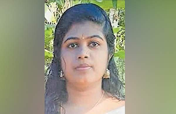 ഒരു രാത്രി മുഴുവൻ കലുങ്കിനടിയിൽ ജീവനു വേണ്ടി പോരാടി; സ്കൂട്ടർ ഇടിച്ചുമറിഞ്ഞ് പരിക്കേറ്റ യുവതിക്ക് ദാരുണാന്ത്യം  