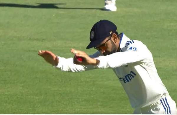 വിലമതിക്കാനാവാത്ത ആദരവ്; വിക്കറ്റ് ആഘോഷം നിര്‍ത്തി, എല്‍ഗറിന് കൈയടിച്ച കോഹ്‌ലിയെ വാഴ്ത്തി ആരാധകര്‍,വീഡിയോ