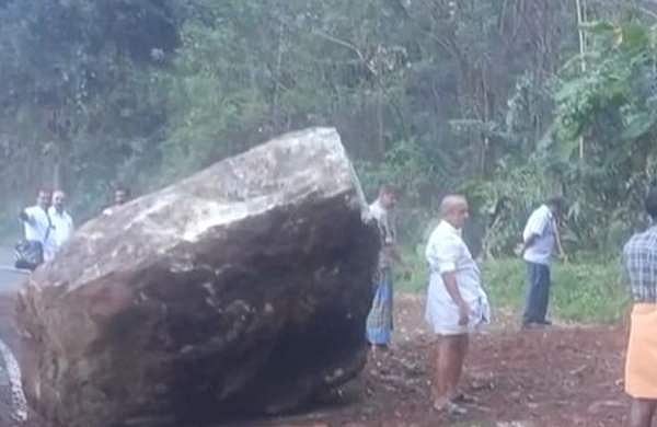 സംസ്ഥാനപാതയിലേക്ക് കൂറ്റന്‍ പാറ വീണു; ഗതാഗതം തടസപ്പെട്ടു
