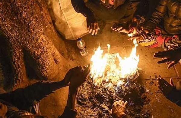 അതിശൈത്യം സഹിക്കാന്‍ വയ്യ, ട്രെയിനിനുള്ളില്‍ ചാണക വറളി കത്തിച്ച് തീകാഞ്ഞു; രണ്ടു യുവാക്കള്‍ അറസ്റ്റില്‍ 
