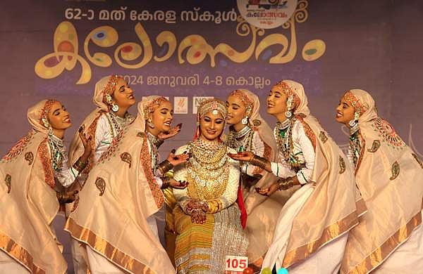 കറുത്ത മണവാട്ടി ഇല്ലേ, കേരളത്തിലെ മുസ്ലീം കുടുംബങ്ങളില്‍?; മത്സരവേദികളിലെ ഒപ്പനയ്‌ക്കെതിരെ വിമര്‍ശനം